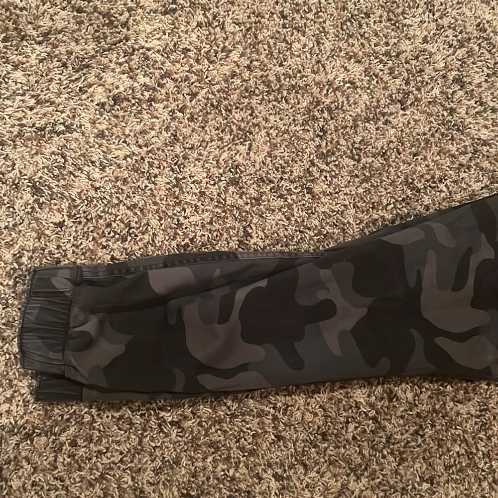 Hollister Camo Joggers - Picture 2 of 4